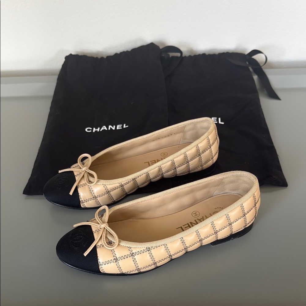 CHANEL Cream and Black Flats with Quilted Design - Picture 2 of 5